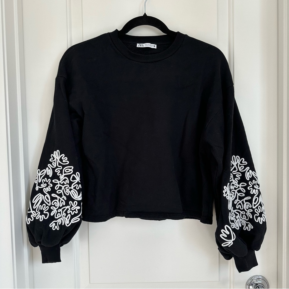 Zara Embroidered Bell Sleeve Cropped Sweatshirt in Black Size S